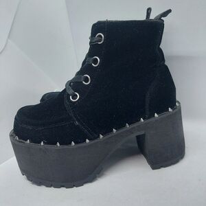 T.U.K. A9346L Nosebleed Boots Velvet Black Women's Size 6 Chunky Heels Lace-Up